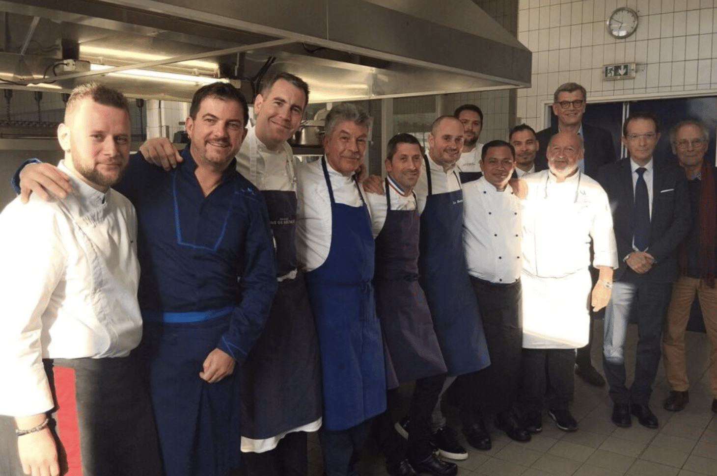 des chefs étoilés posent devant les cuisines de Sainte-Anne