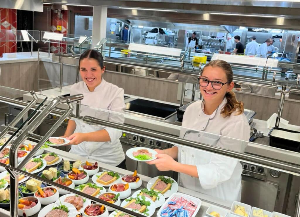 Étudiants 2TSB en service sur le Celebrity Xcel
